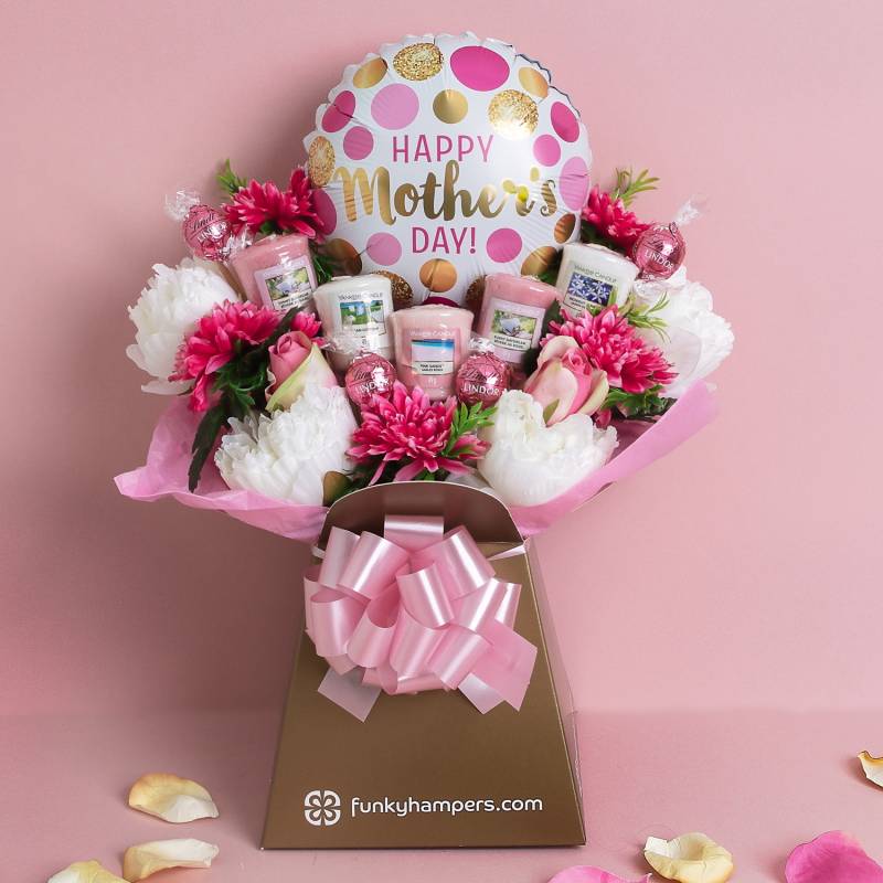 This Yankee Candle Mother's Day Gift Set Already Comes in a Bag!